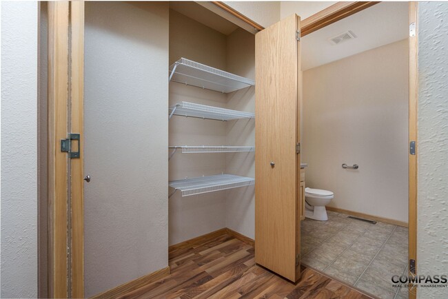 Building Photo - SPACIOUS UPDATED TOWNHOME WITH IN-UNIT LAU...