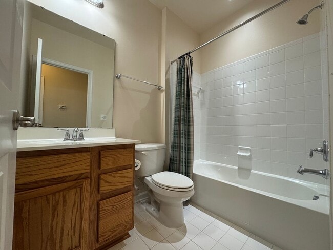 Building Photo - Gorgeous 2 Bed 2 Bath End-Unit Townhome In...