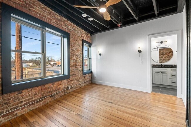 Building Photo - 330 W Lamar St