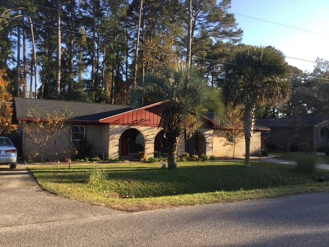 Building Photo - Pet Friendly! Three-bedroom Duplex Ranch Home in Surfside Beach! East of 17!