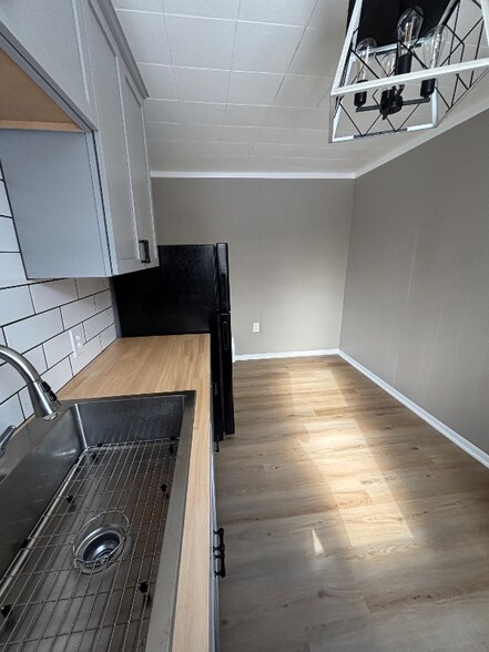 Building Photo - 28 Caledonia St NE