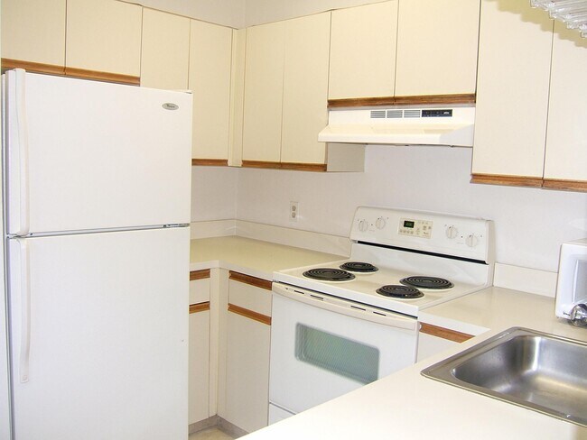 Building Photo - 660 Cypress Club Way