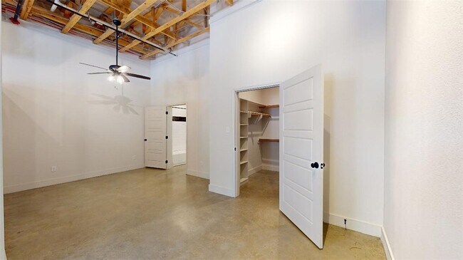 Building Photo - 305 W 27th St