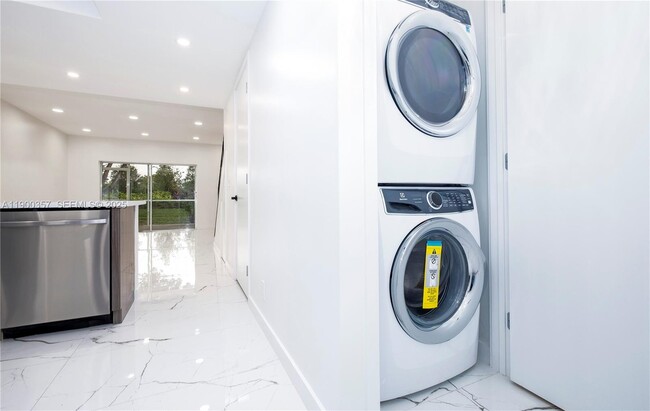 Building Photo - 16697 Hemingway Dr