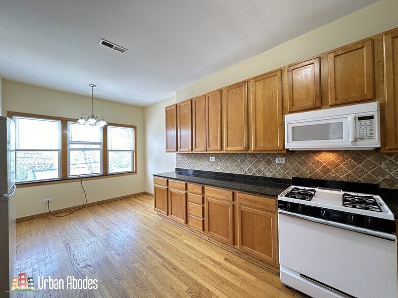 Building Photo - 2136 W Chicago Ave