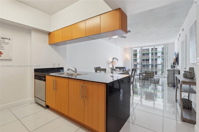Building Photo - 1750 N Bayshore Dr