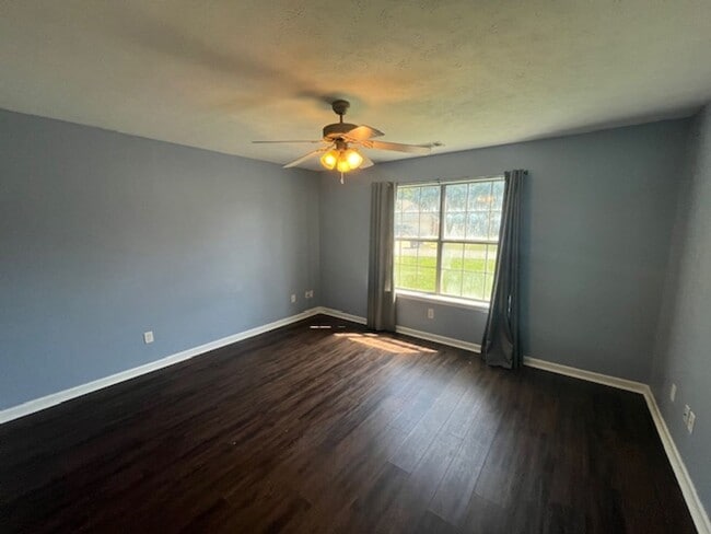 Building Photo - 102 Rosebud Cir