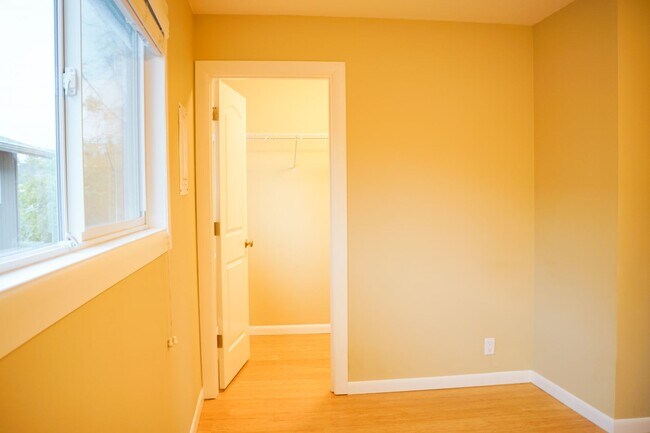 Building Photo - Corner 1-Bed w/ Off-Street Parking!
