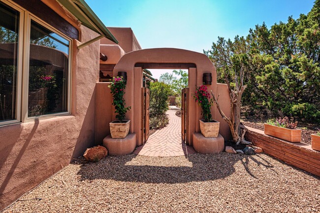 Building Photo - Stunning Home on the Old Raven Crest Farm