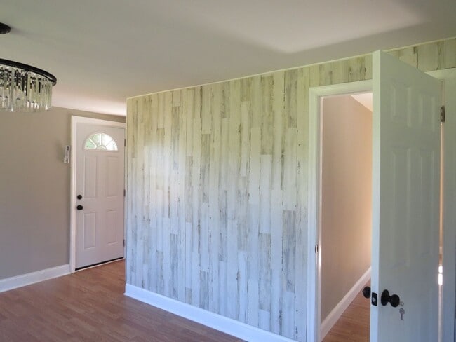 Building Photo - 3 Bedroom 2 Bath Home