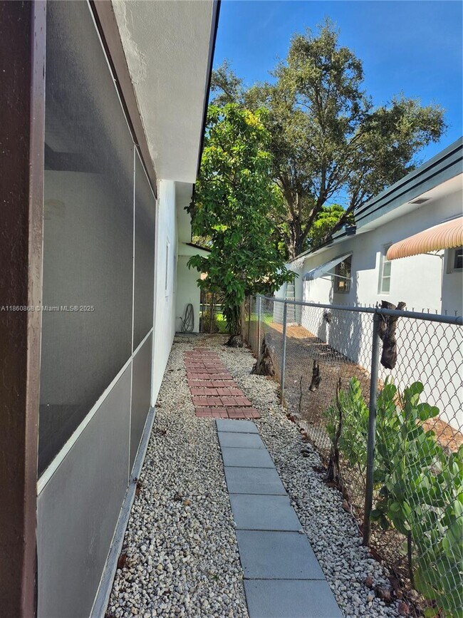 Building Photo - 4010 N Circle Dr