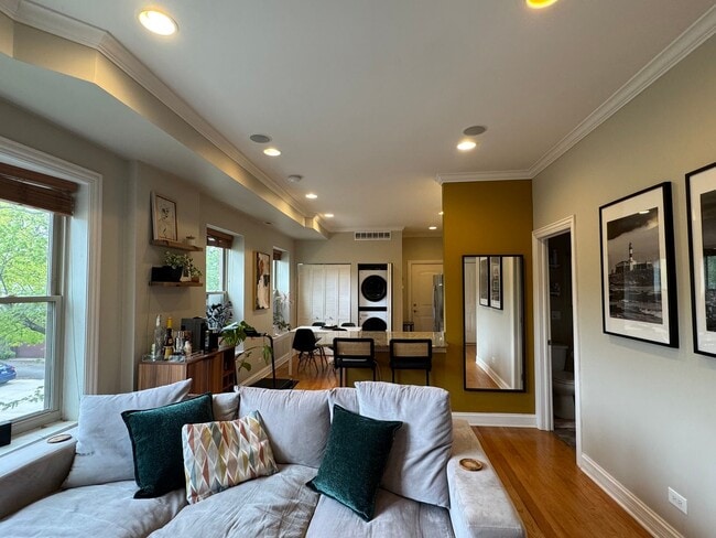 Building Photo - Roscoe Village, Sun-drenched and south-facing, 2-bedroom condo