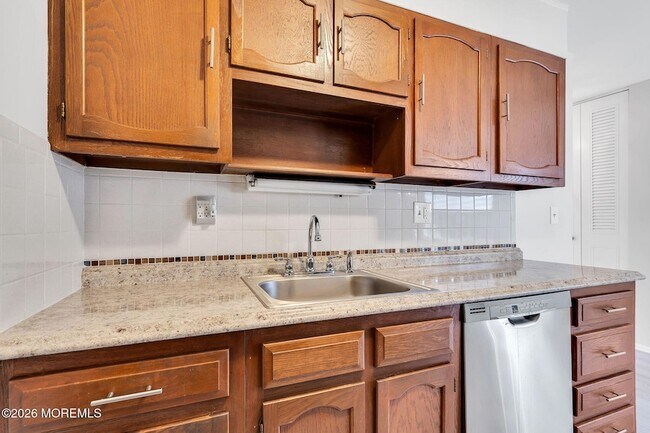 Building Photo - 15 Yorkshire Ct