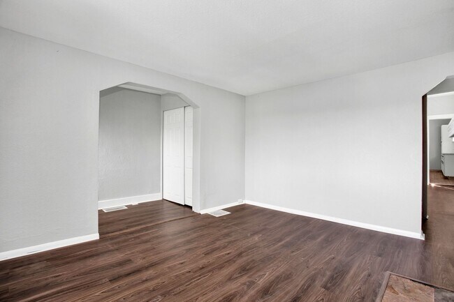 Building Photo - Updated 3 Bedroom 1 Bath with Off Street P...