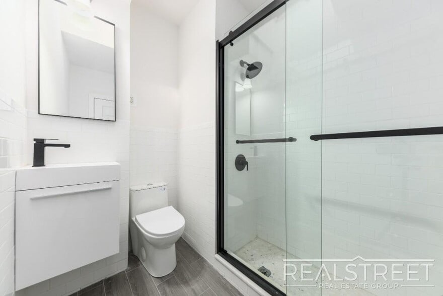 Building Photo - Renoavted 3 bed near YU campus in Washington Heights!