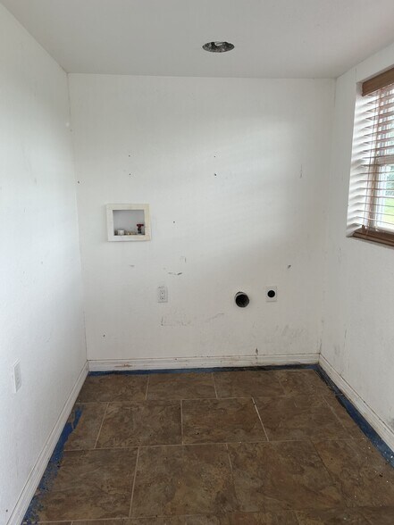 Utility Room Unit B - 613 N Dixie Ave