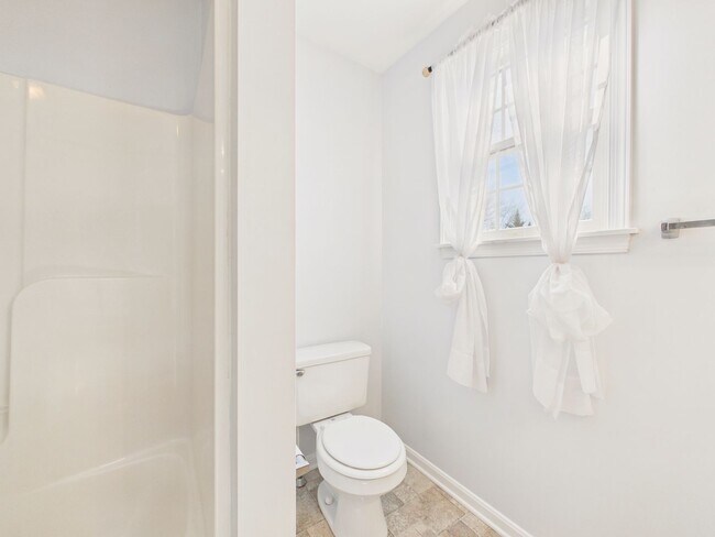 Building Photo - Gorgeous 3 Bedroom Single Family