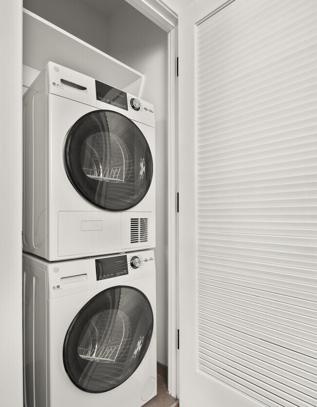 Building Photo - 525 E Seaside Way