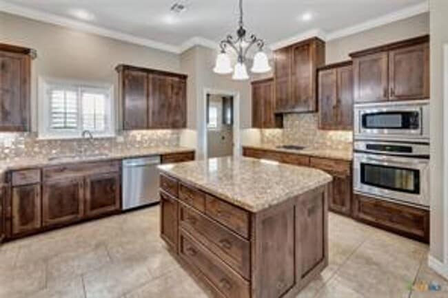 Building Photo - Great Home on  1 acre