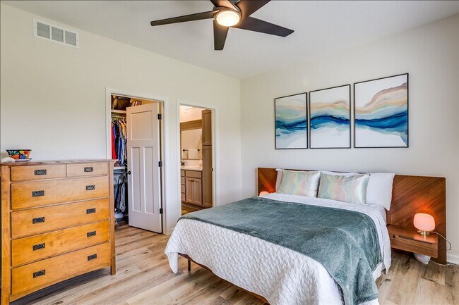 Building Photo - BEAUTIFUL 5 BEDROOM HOME  WITH LAKE VIEW A...