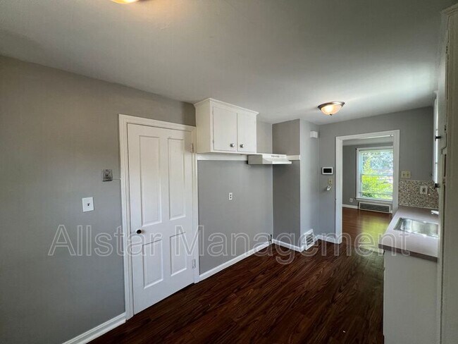 Building Photo - 1480 E 196th St