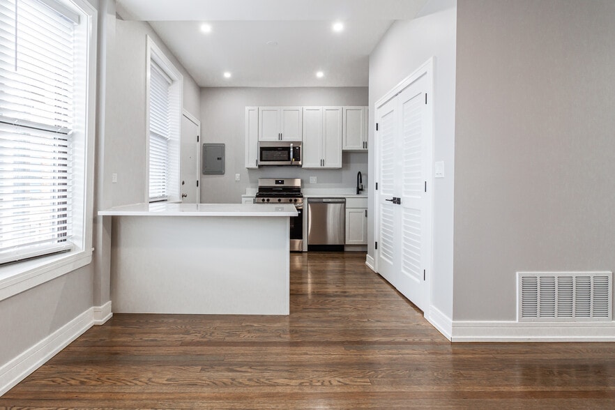 Building Photo - 3830 N Wilton Ave