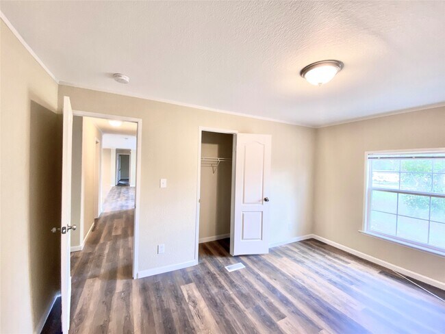 Building Photo - 11720 W Small Oaks Ln