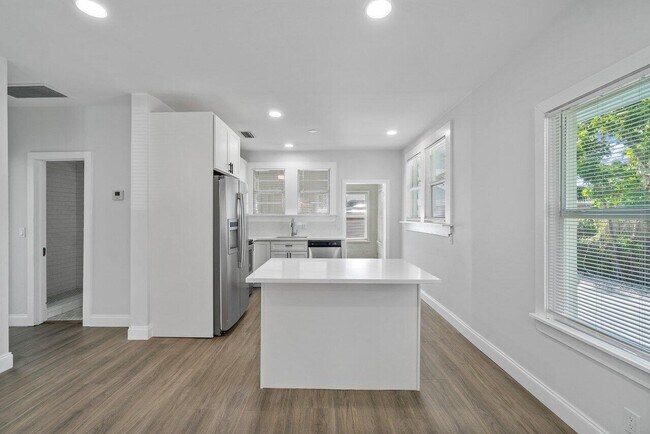 Building Photo - 424 53rd St