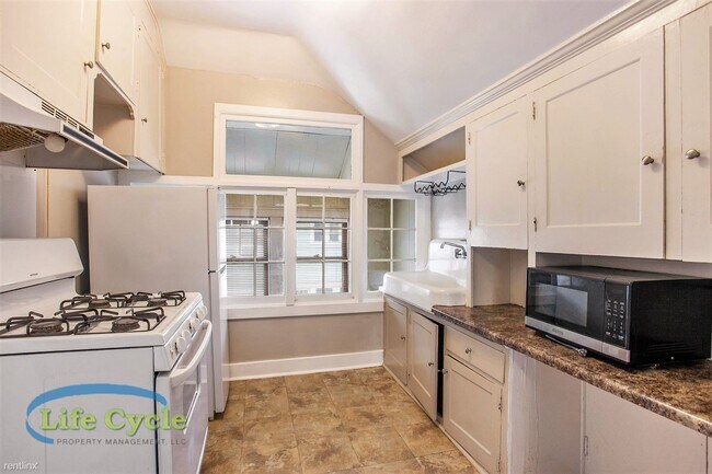 Building Photo - 2 br, 1 bath Triplex - 248 Henry Ave SE