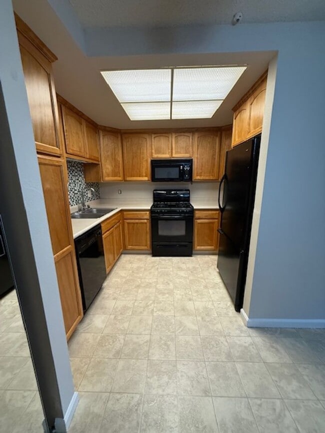 Building Photo - Rare 2 bedroom/1 bathroom Single Story Con...