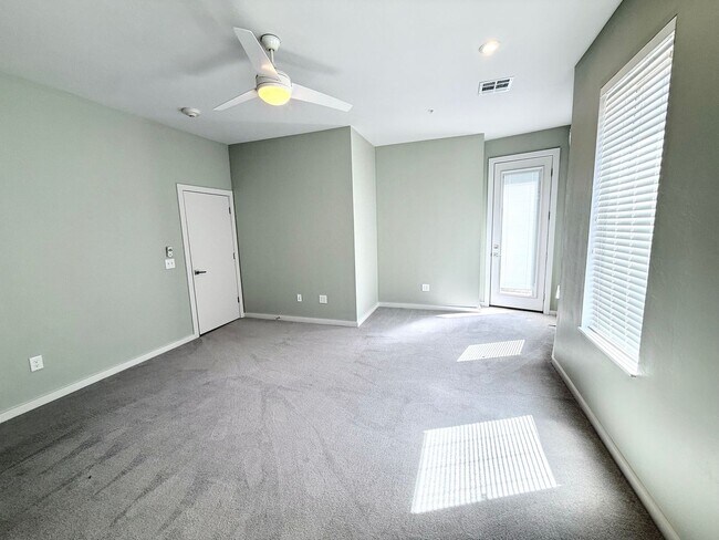 Building Photo - 627 Couch Dr