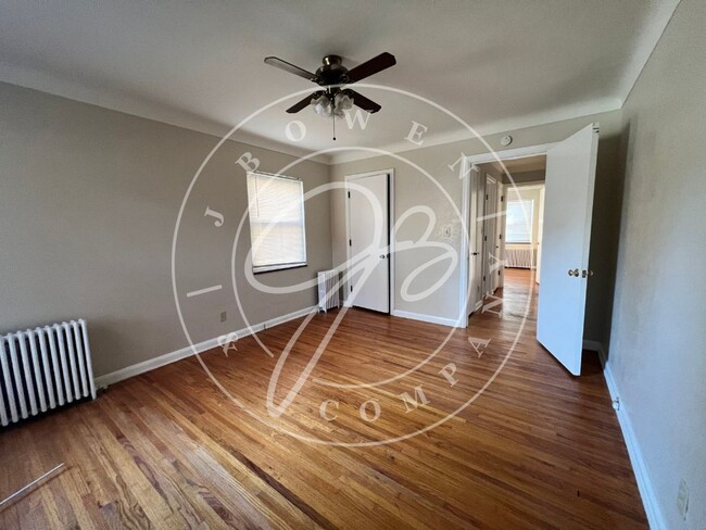 Building Photo - Lower West Toledo 2 bedroom apartment with...