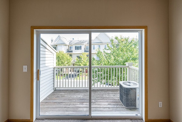 Building Photo - Like New 2 Bed/2 Bath Townhome With Amenit...