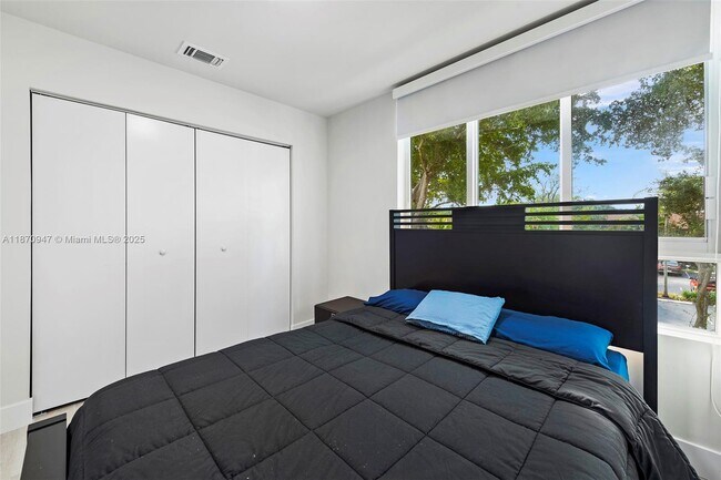 Building Photo - Distinctive 3-Bedroom Garden Villa in Aven...