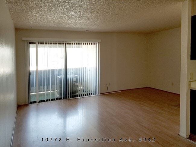 Building Photo - Expo 247 with 2 bed, 1 Bath, 800 SF with A...