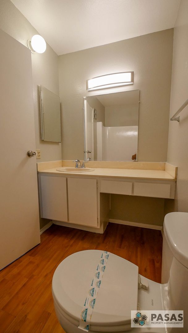 Building Photo - 2nd Floor 3 bed/2 bath Condo!