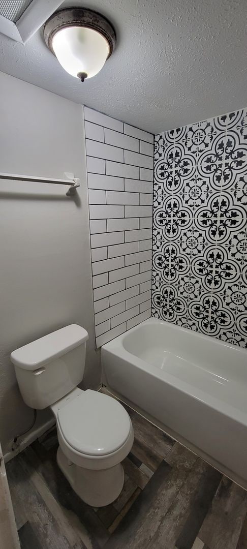 Building Photo - 2 BEDROOM 1 BATH DUPLEX CLOSE TO USF AND BUSCH GARDENS