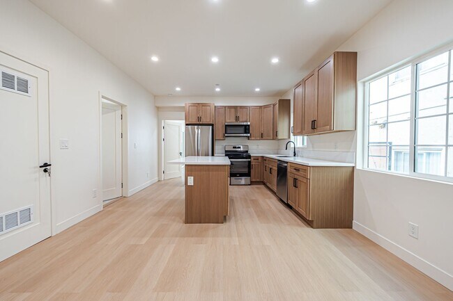 Building Photo - Modern Upstairs 3-Bedroom at 4222 1/2 | 1....