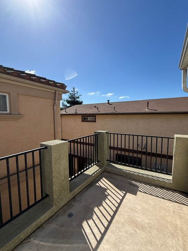 Building Photo - Centrally Located Large Two Story Home on ...