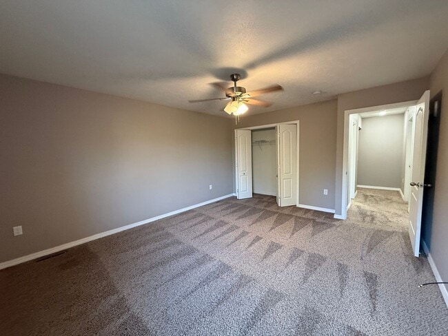 Building Photo - 3BR Townhouse near Holiday Hills