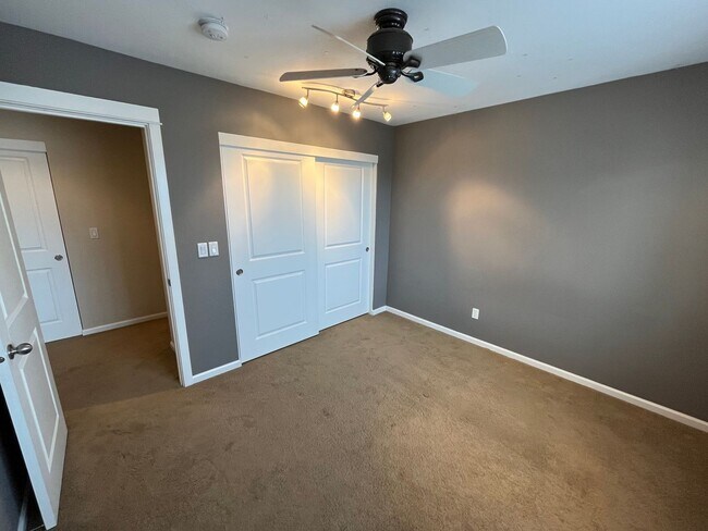 Building Photo - Quiet 3 Bed/2.5 Bath Home With Fenced Back...