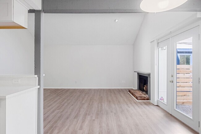 Building Photo - Spacious 3BR Far West Duplex with Loft & Private Deck