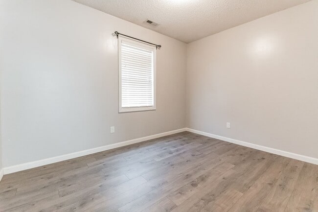 Building Photo - GREAT PRICE! Move-In Ready 3-Bedroom Home Near Camp Lejeune