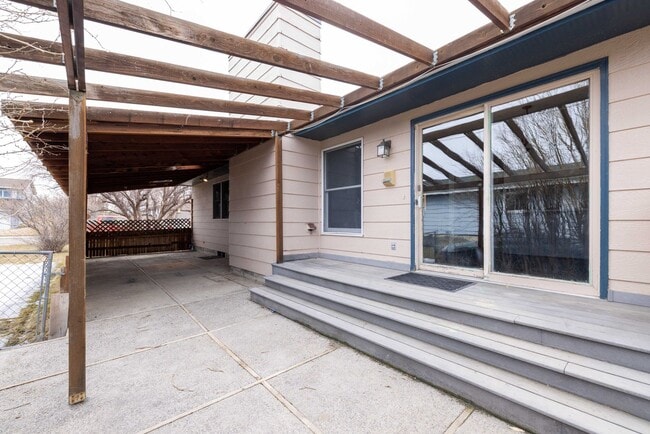 Building Photo - Large updated 4 bedroom 3 bath home in Laurel