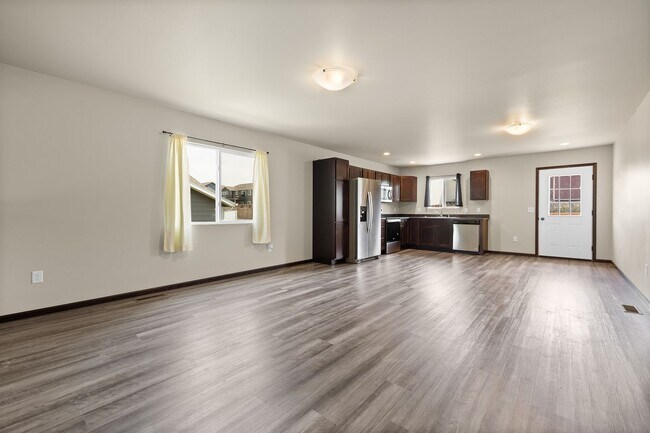 Building Photo - 4 BED | 2 BATH | DOUBLE GARAGE | RAPID VALLEY
