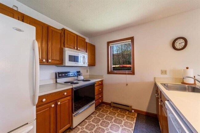 Building Photo - 15 Manor Estates Dr