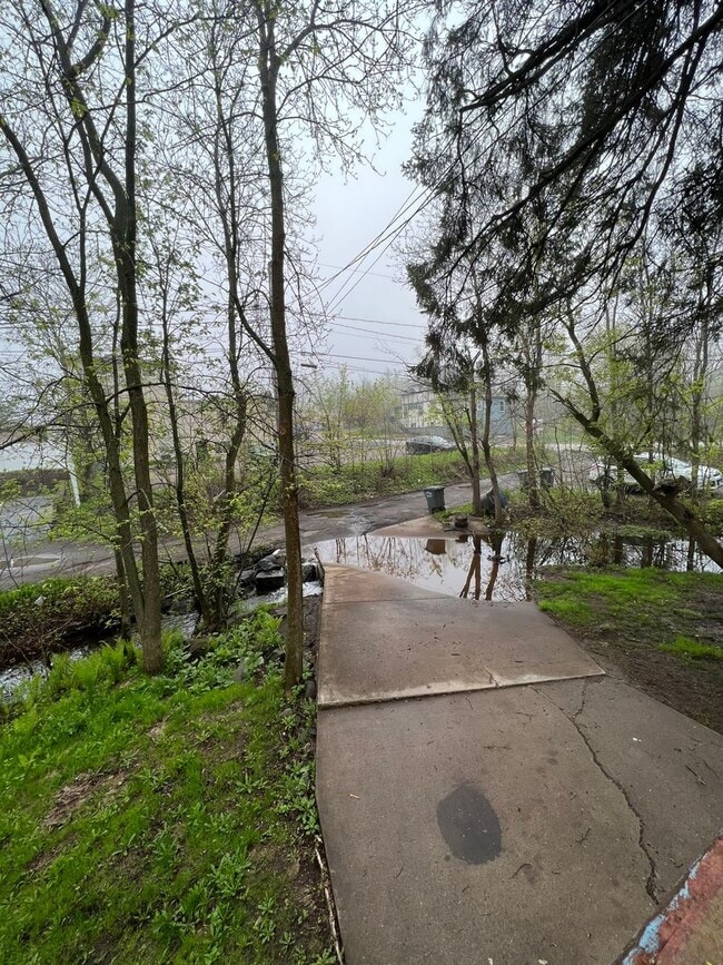 Building Photo - AVAILABLE JUNE 1st 2026 - 3 Bed 2 Bath Spacious Home near Campus