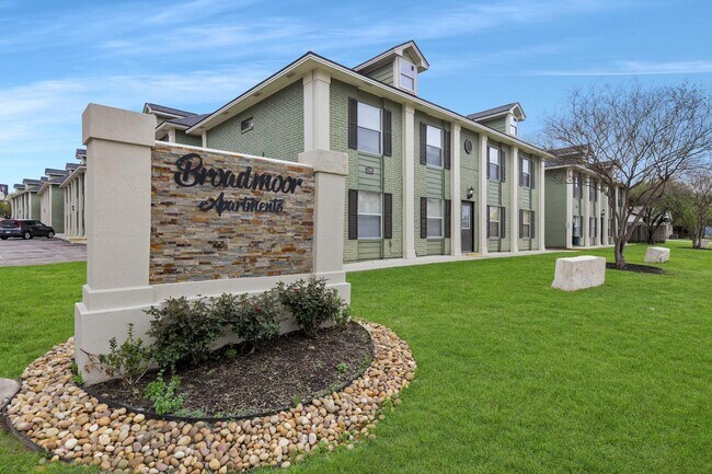 Building Photo - 1512 Broadmoor Dr