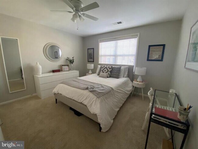 Building Photo - Welcome to this well-maintained top-floor condominium