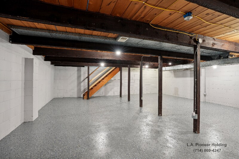 Building Photo - 8602 Urbandale Ave